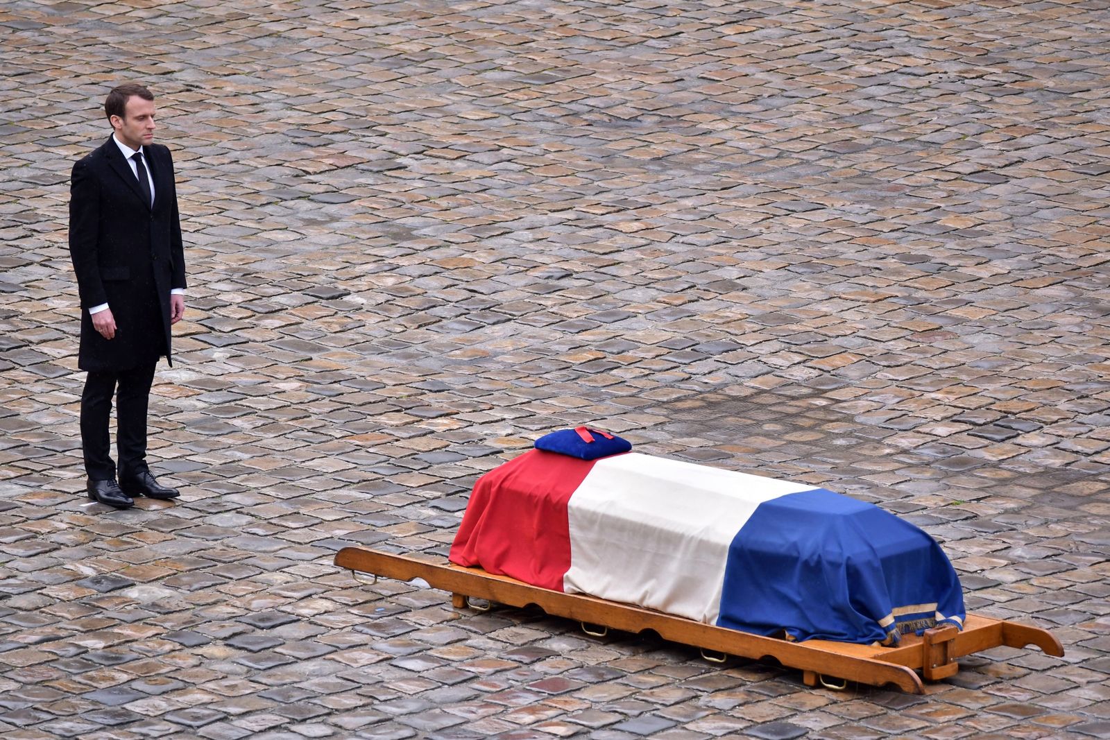 Prezydent Emmanuel Macron przed trumną płk. Arnauda Beltrame'a