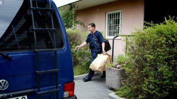 Policyjni eksperci zabezpieczają dowody w Tullinge, gdzie mieszka podejrzany