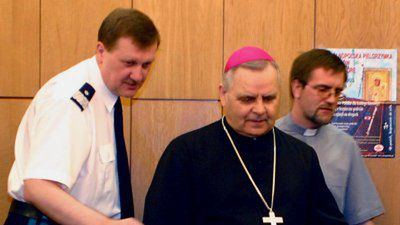 Nadinspektor Władysław Padło/L/ i bp Marian Duś