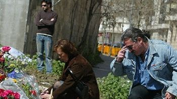 Składane kwiaty w pobliżu stacji Atocha