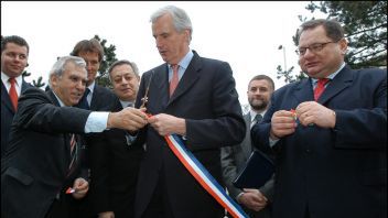Minister spraw zagranicznych Francji Michel Barnier (w środku)
