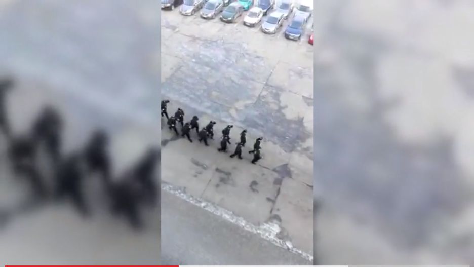 Kadr ze szkolenia przyszłych policjantów