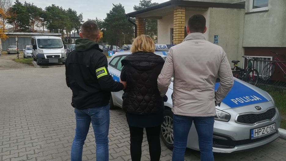 Mazowieckie. Zatrzymana kobieta odpowie za oszustwa metodą "na CBŚP"