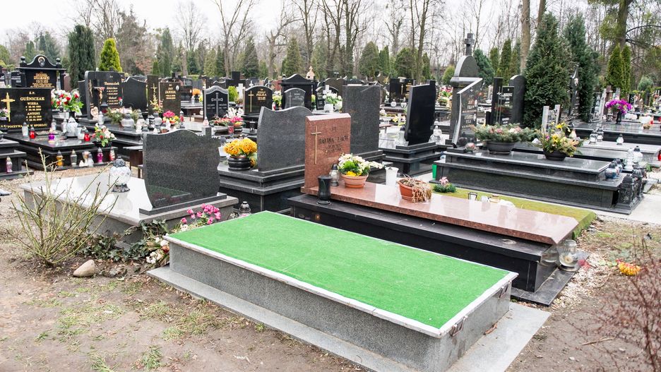 Grób Aleksandry Natalli-Świat na wrocławskim cmentarzu Ducha Świętego po zakończeniu czynności ekshumacyjnych,