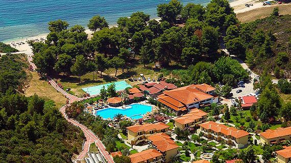 Hotel Poseidon na Półwyspie Chalkidiki leży bardzo blisko plaży z łagodnym wejściem do morza