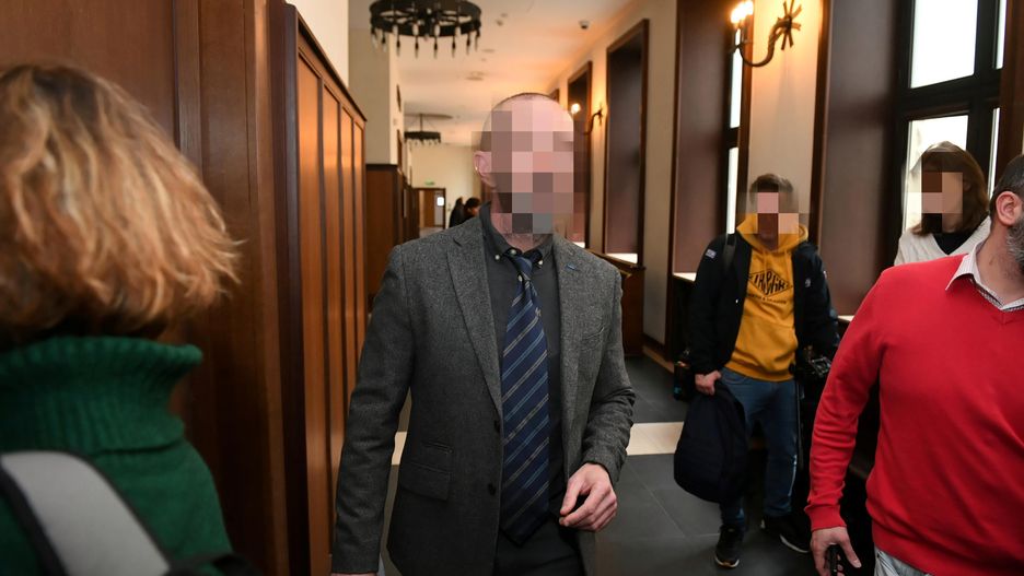 Warszawa. Oskarżony Jakub R. na korytarzu Sądu Okręgowego w Warszawie podczas procesu ws. stołecznej reprywatyzacji, listopad 2019 r.