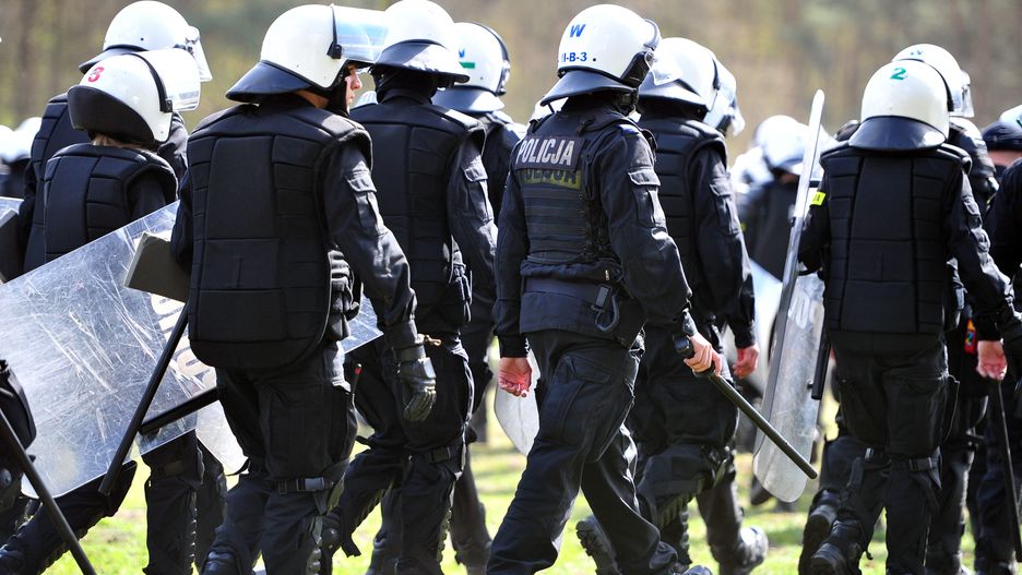  Policjanci mieli problem z obezwładnieniem napastnika, ponieważ był on wyszkolony w sztukach walki i ważył ok. 120 kg.