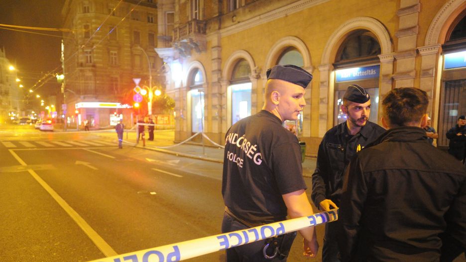 Zamachowiec ranił dwóch policjantów w centrum Budapesztu (na zdj. kordon wokół miejsca zamachu)