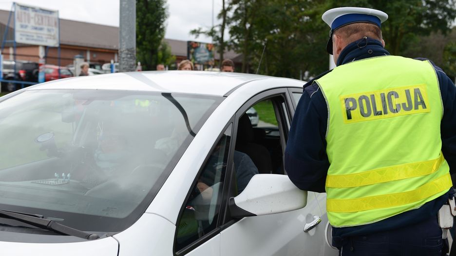 Samochodem osobowym podróżowało 10 osób, kierowca nie miał prawa jazdy, a samochód ważnego przeglądu