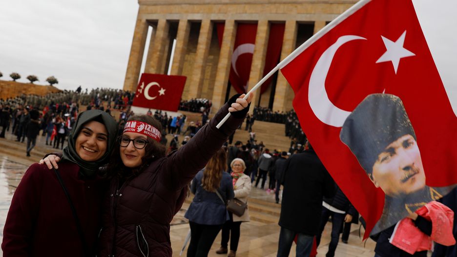 Ludzie świętujący Dzień Republiki w Ankarze