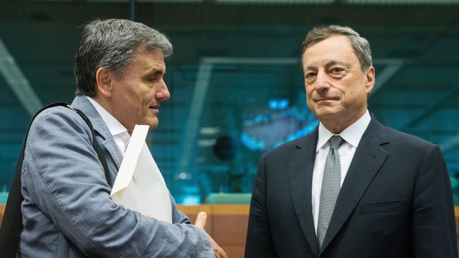 Grecki minister finansów Euclid Tsakalotos i prezydent Europejskiego Banku Centralnego Mario Draghi