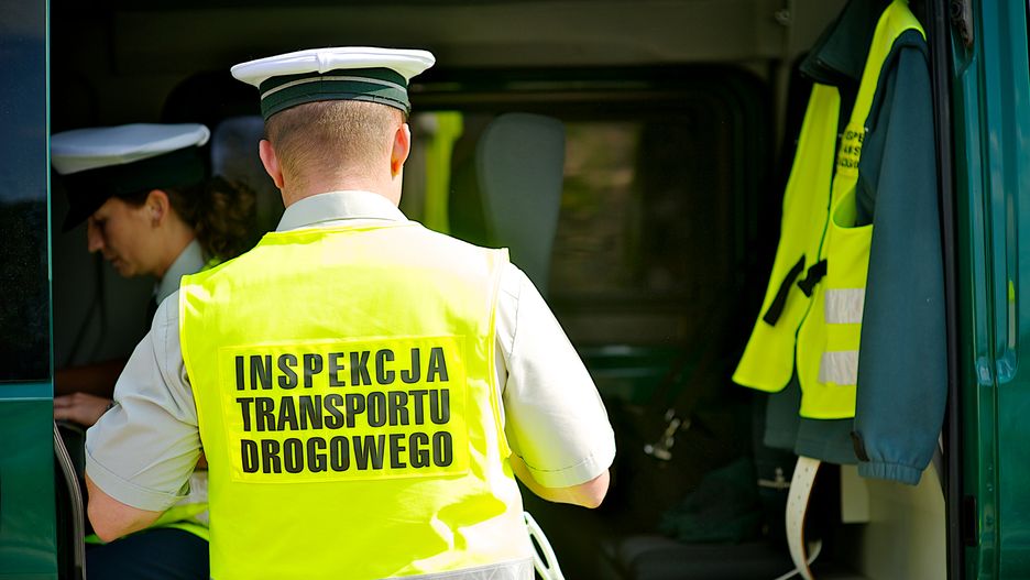 Kierowca przyjął wszystkie mandaty, przyznając się do winy.