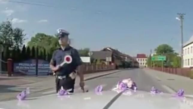 Policjant zatrzymał orszak weselny i zabrał się za dokładną kontrolę.