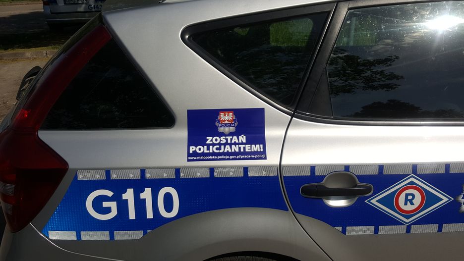 Naklejki "Zostań Policjantem" pojawiły się na radiowozach w całej Małopolsce