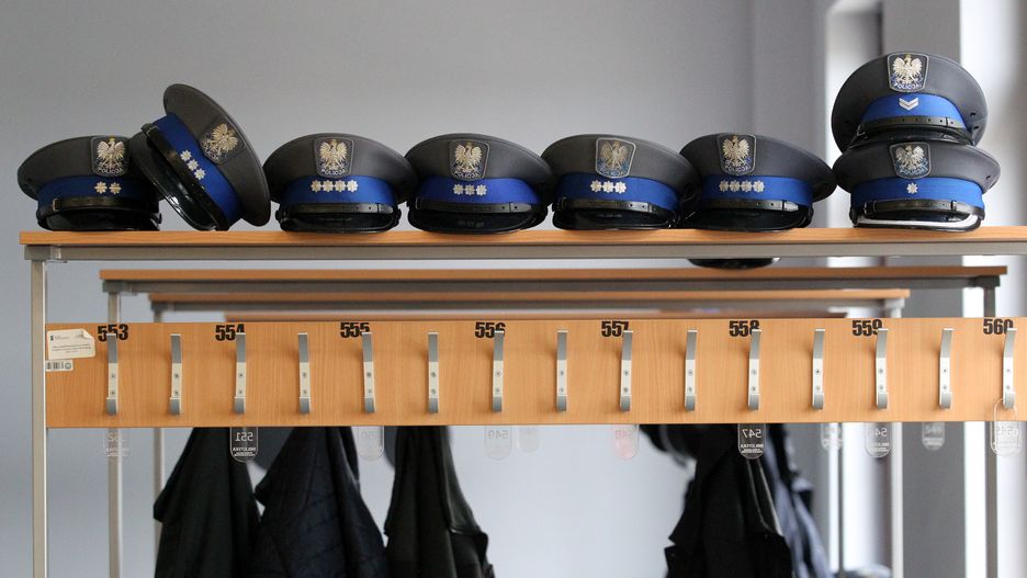W niektórych jednostkach policjanci za identyfikatory musieli płacić z własnej kieszeni