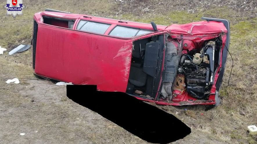 Samochód wypadł z drogi i wpadł do rowu