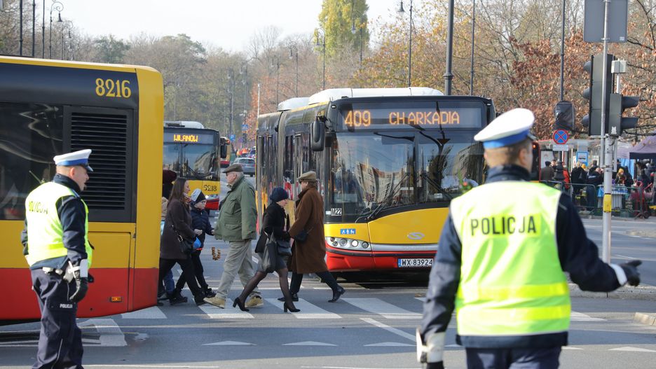 Warszawa, 01.11.2019. Policja w okolicach Starych Powązek, w dzień Wszystkich Świętych