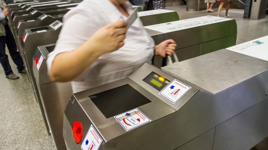 Warszawa. Nielegalnie doładowane karty miejskie nadał działały na bramkach w metrze