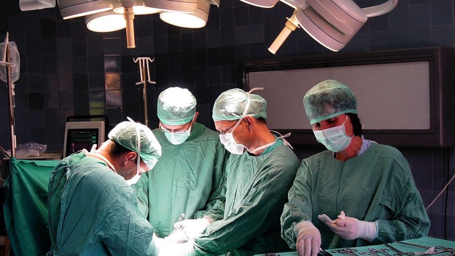 Chiny: Mężczyzna został przebity przez robota w dziesięciu miejscach. Przeżył