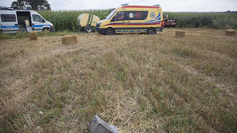 Wypadek podczas prac na polu. 81-latek zwoził zboże