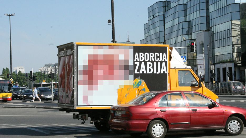 Samochód z antyaborcyjnymi plakatami fundacji Pro-Prawo do życia na Placu Bankowym w Warszawie