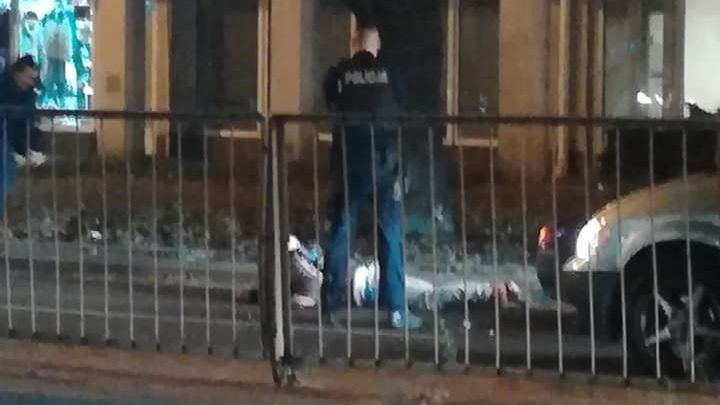 Pruszków. Patrol ścigał podejrzanego. Mężczyzna nagle upadł