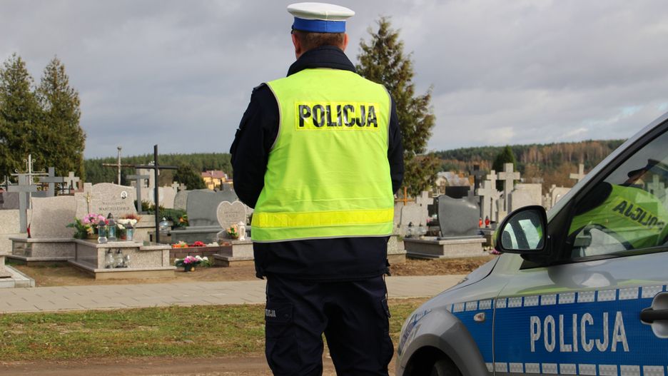 Policjanci kontrolowali zarówno drogi dojazdowe, jak i rejony cmentarzy. Działania prowadzone były również z powietrza.