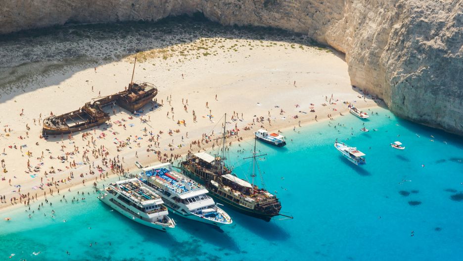 Na Navagio Beach najlepiej dostać się drogą wodną