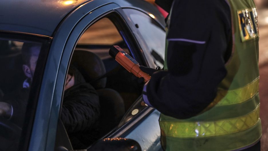 Policjanci zatrzymali zaspanego kierowcę z 2 promilami we krwi.