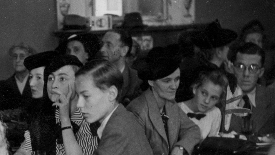 Goście jeden z krakowskich kawiarni. Zdjęcie z sierpnia 1941 roku