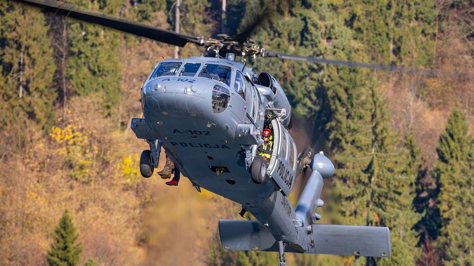 Gmina Łubnice. Do poszukiwań wykorzystywany jest najnowocześniejszy śmigłowiec na wyposażeniu policji – black hawk.