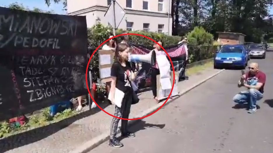 Ruszów. Manifestacja przed kościołem