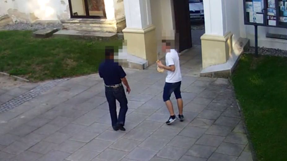 Pili wódkę w kościele, przerwali mszę. Nagrał ich monitoring