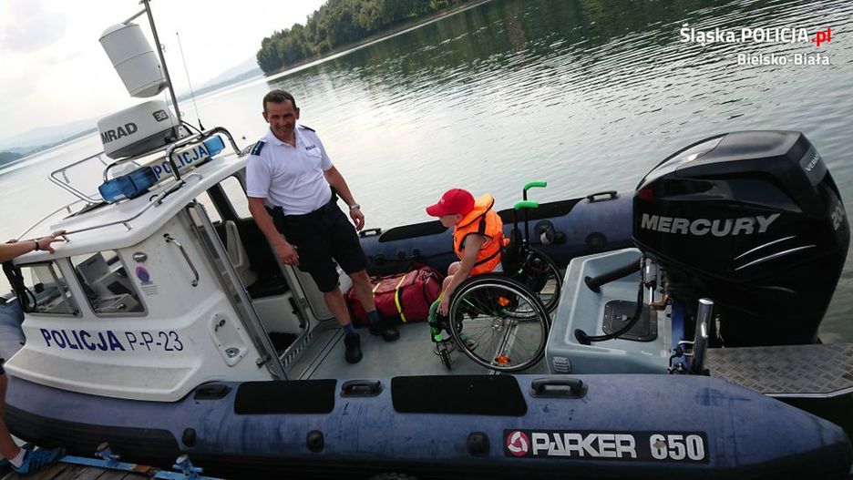 8-letni Franek podczas patrolu policyjnego na Jeziorze Żywieckim