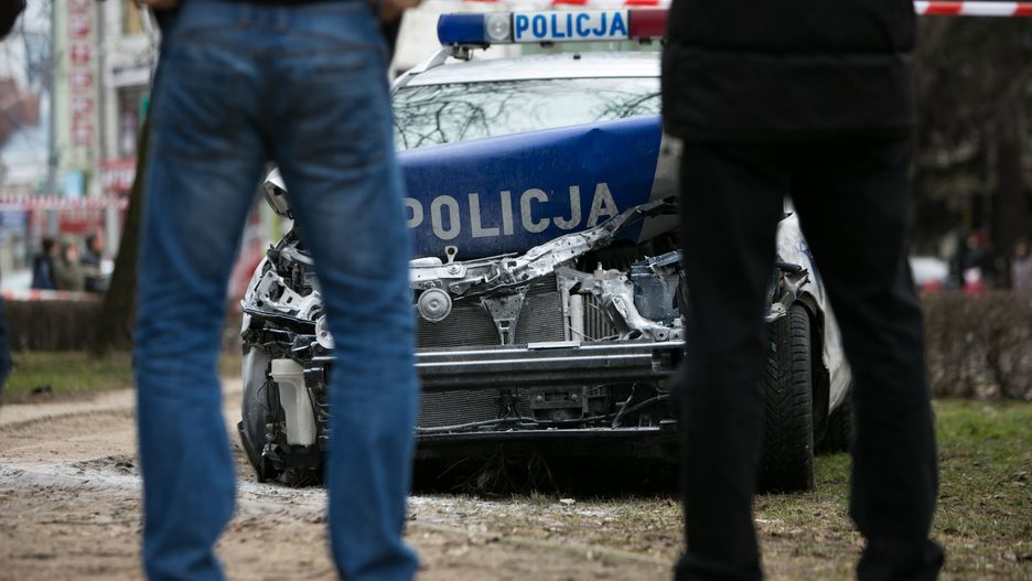 Uszkodzony radiowóz po pościgu za przestępcą. W niektórych przypadkach za naprawy płacą sami policjanci.
