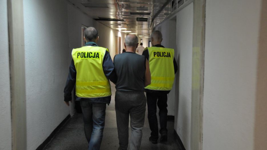 Zatrzymany został kierownik jednego z oddziałów sieci wodociągów i dwóch pracowników firmy budowlanej.