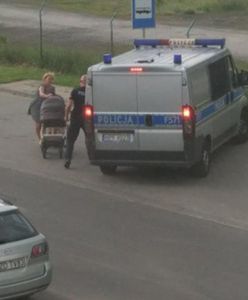 Wichura o mały włos nie zdmuchnęła kobiety z wózkiem dziecięcym. Na ratunek ruszyła policja