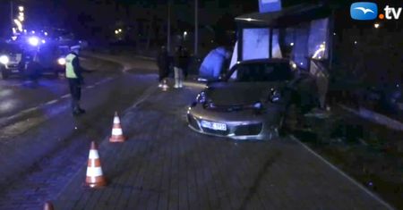 Porsche wjechało w przystanek w Gdańsku. Kobieta ranna, kierowca uciekł