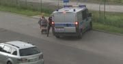 Wichura o mały włos nie zdmuchnęła kobiety z wózkiem dziecięcym. Na ratunek ruszyła policja