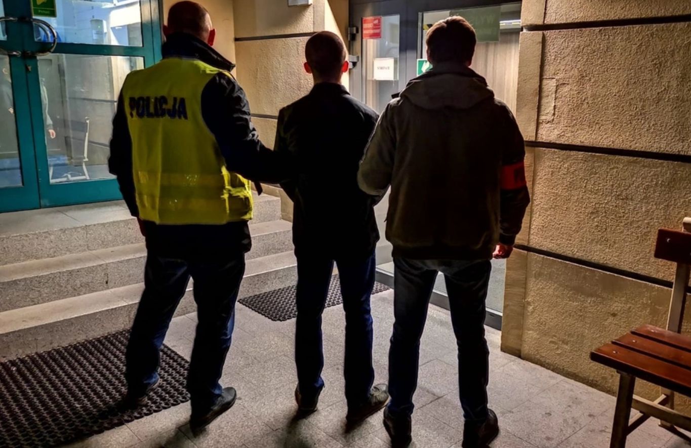 Policja ujęła 21-latka. Wcześniej zatrzymano 2 mężczyzn związanych z atakiem w centrum Warszawy