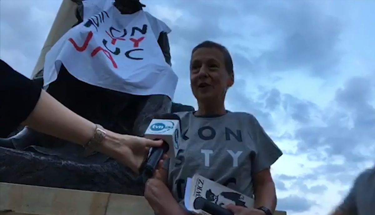 Prawnuczka Sienkiewicza "broni Konstytucji". Zawiesiła na pomniku pisarza koszulkę