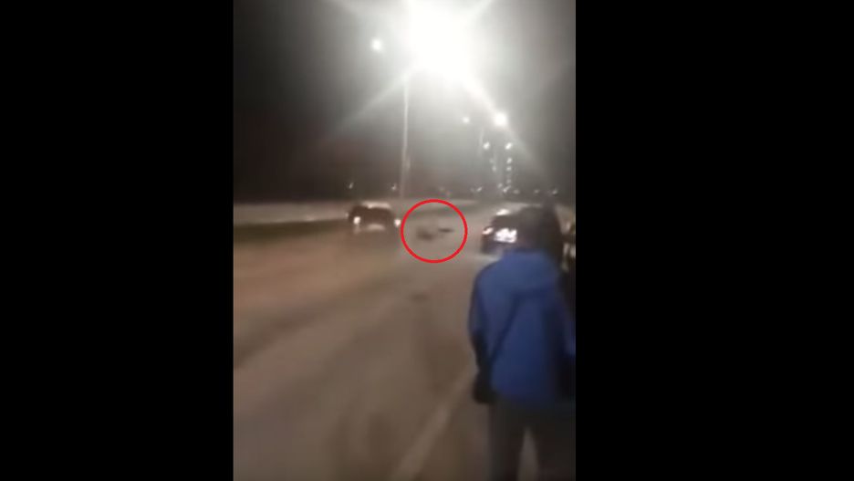 Jeden z samochodów potrącił kobietę