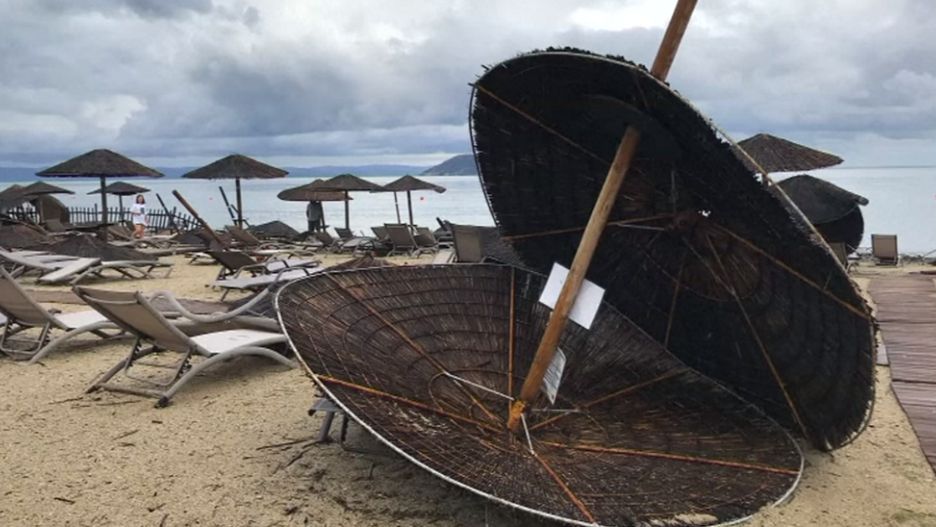 Wiatr podrywał w powietrze wszystko, co napotykał na swojej drodze