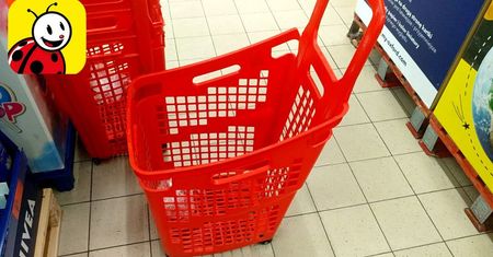 Koszyki w Biedronce mają niezwykłą funkcję. Mało kto o niej wie, a pozwala oszczędzić mnóstwo czasu