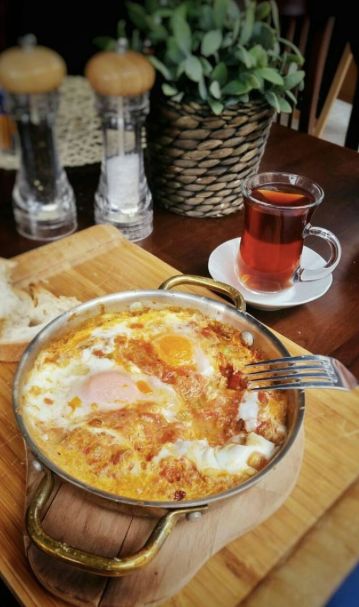 To danie przypomina trochę popularną jajecznicę. Najlepiej smakuje z dodatkiem pomidorów, cebuli, chilli i kiełbasy.