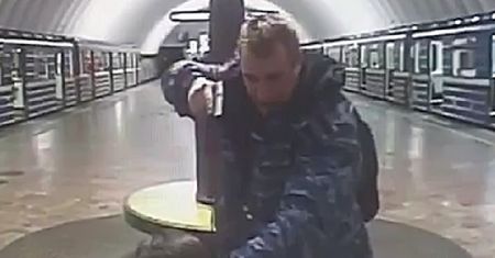 Pijany strażnik zatrzymał w metrze "terrorystę". Przypadkowej osobie przykładał broń do głowy