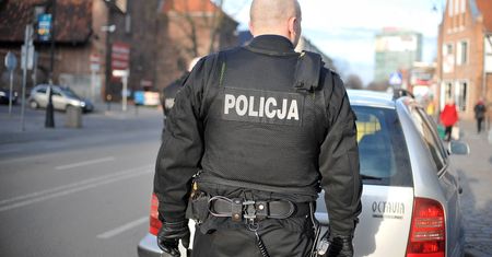 Morderstwo 20-letniej Kai, której ciało ukryto w wersalce. Policjant usłyszał zarzuty