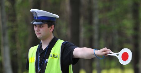 Czołowe zderzenie autobusu miejskiego z dostawczakiem. Nie żyje jedna osoba