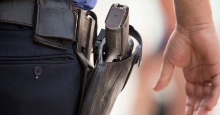 Policjant chciał strzelić do agresywnego psa. Zabił bezdomną kobietę