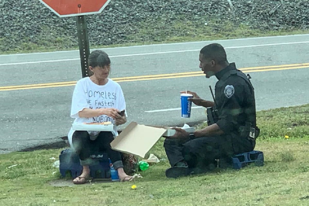 USA. Podzielił się lunchem z bezdomną. Zdjęcie jest hitem sieci